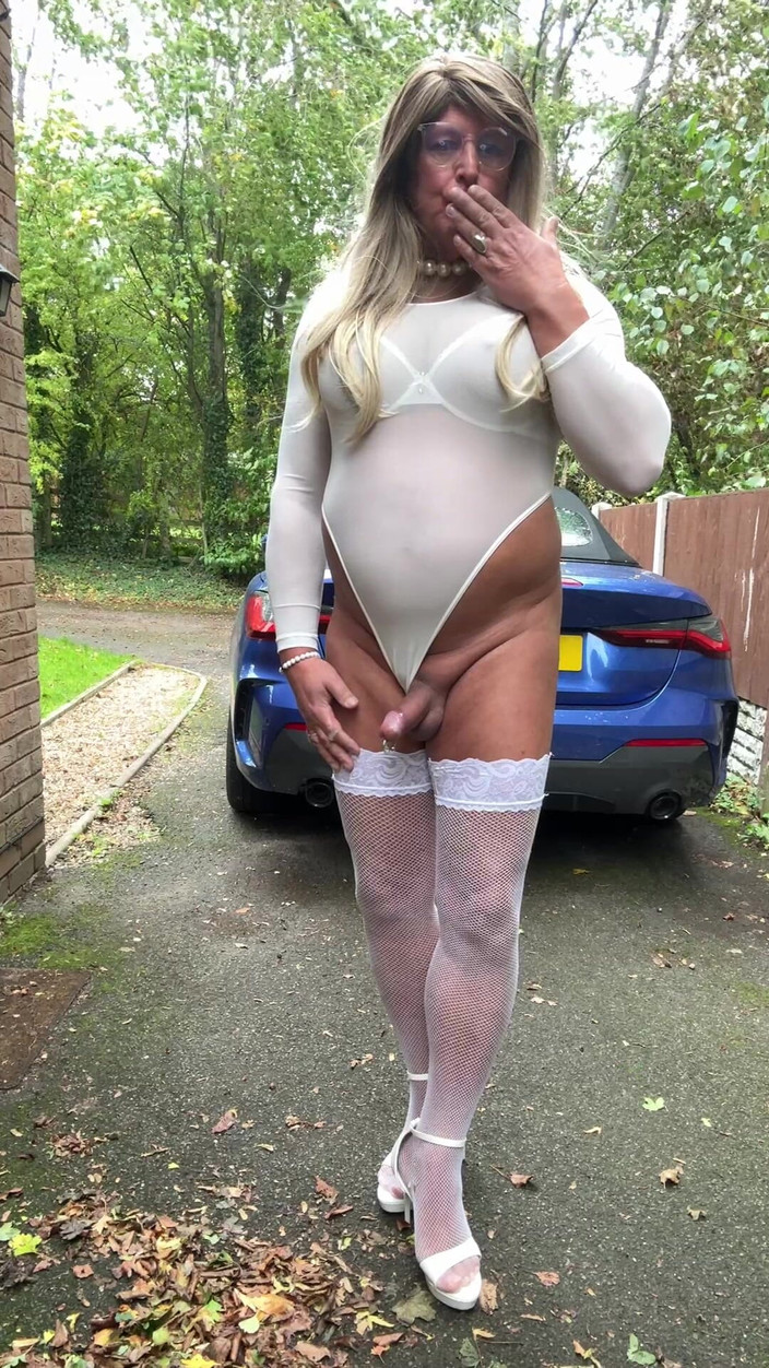 Kellycd2022: Beyaz seksi tulum ve file çoraplı seksi travesti kellycd2022