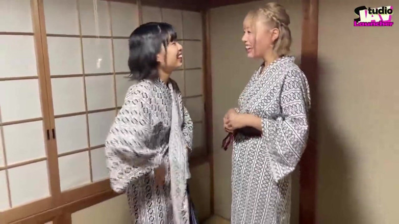 Studio JAV Launcher: Una rubia y una belleza de pelo oscuro comparten una...