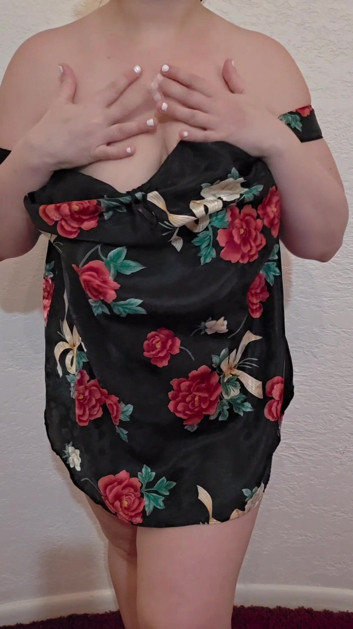 Mrs_KittyCat: Mrdka Sleduje Secy Hospodyňku Stip Ze Své Sexy Noční Košile