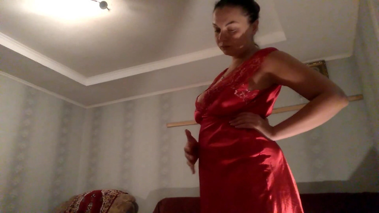 Sexy Milf: Huge piss at night!!!