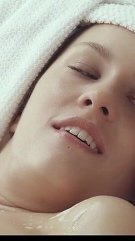 Fantasía De Ángel Azul Húngaro Con Novio En La Bañera