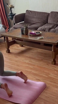 Madrasta gostosa - Alexa-poshspisy pediu para ajudá-la com alongamento e me ajudou a aliviar a tensão com ela.