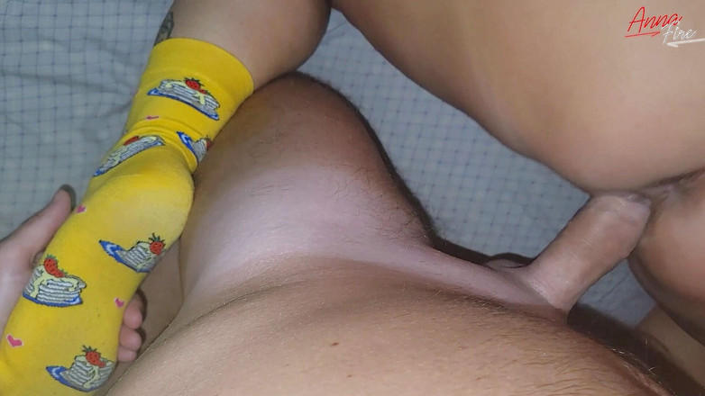 Anna Fire: 黄色い靴下で継母を犯した間、継父と友人は隣の部屋にいた