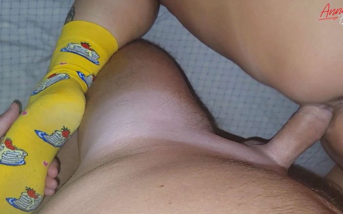 Anna Fire: Üvey baba ve arkadaşları yan odadayken sarı çoraplı üvey anne sikiliyor
