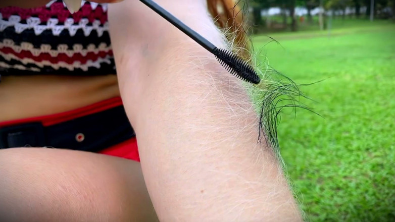 Goddess Li: Aplicando Mascara en mis pelos de brazo en el parque.