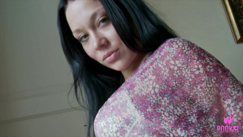 Pooksi: Cycata Amelia Dildo wali swoją wyrwę cukru na kanapie!