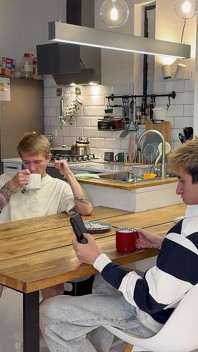Un Mec Mignon a Fait Une Pipe À Son Ami Avec Une Grosse Bite, Une Pipe Et Une Baise Juteuse Avec Une Fin