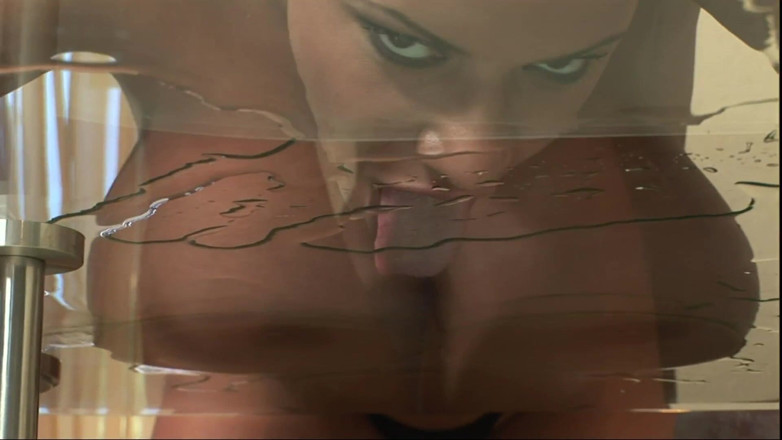 Backdoor Films: MILF berambut coklat dengan tetek besar semula jadi dikongkek pantatnya