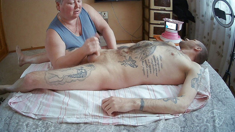 Zona901: in plaats van een massage trekt ze mijn pik af