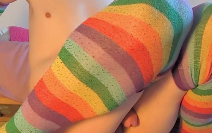Rainbow Femboy: Schattige Britse femboy Raine berijdt zijn favoriete dildo en cumshot!