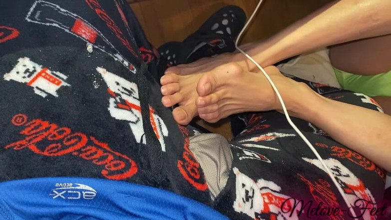 Naelor: Melove pengen muasin naelor dengan kaki dan kaki panjangnya yang...