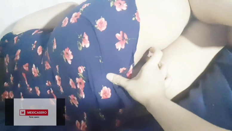 Mexicasero: La madrastra de mi amigo con un vestido floral me...