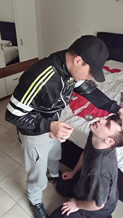 boyzxy212: Скалячий паренек курит, глубоко заглатывает его гей-сучку и кончает на его лицо