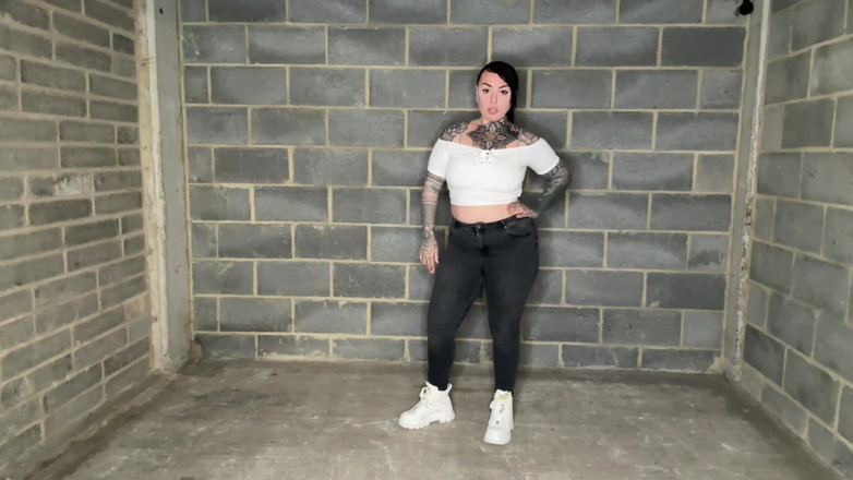 Miss Valentina: Фрик Хиндом в туалете