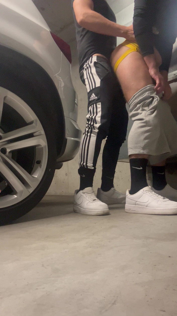Black white studio: 停车