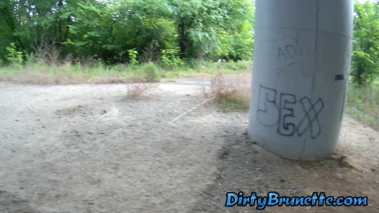Dirty Brunette: Slampig fru suger två kukar under en bro i en...