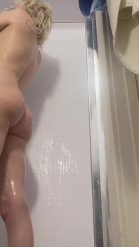 Reuzin wordt onder de douche bekeken terwijl ze met poesje speelt en een kleine man spuit als ze hem ziet
