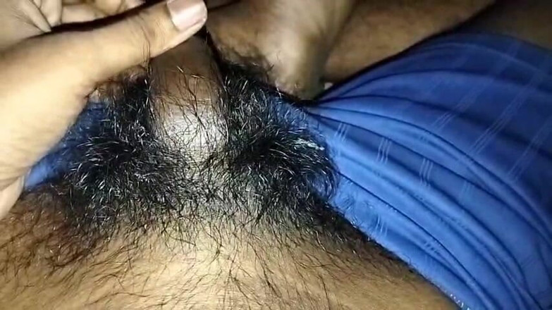 Desi Tits: Twink Chlapec honí malého ptáka před šukáním