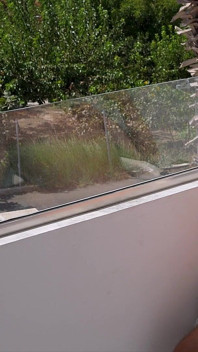 ABlowjob sul balcone soleggiato lo fa venire in bocca mentre estranei che camminano accanto, non sapendo che ha appena orgasmato dappertutto su di lei