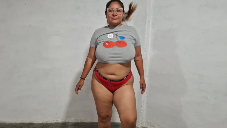 SugarPose: Latina bertetek besar melantun dalam seluar dalamnya