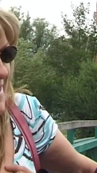 Dojrzała blondynka milf zostaje rozciągnięta w dzikiej pralni walenie