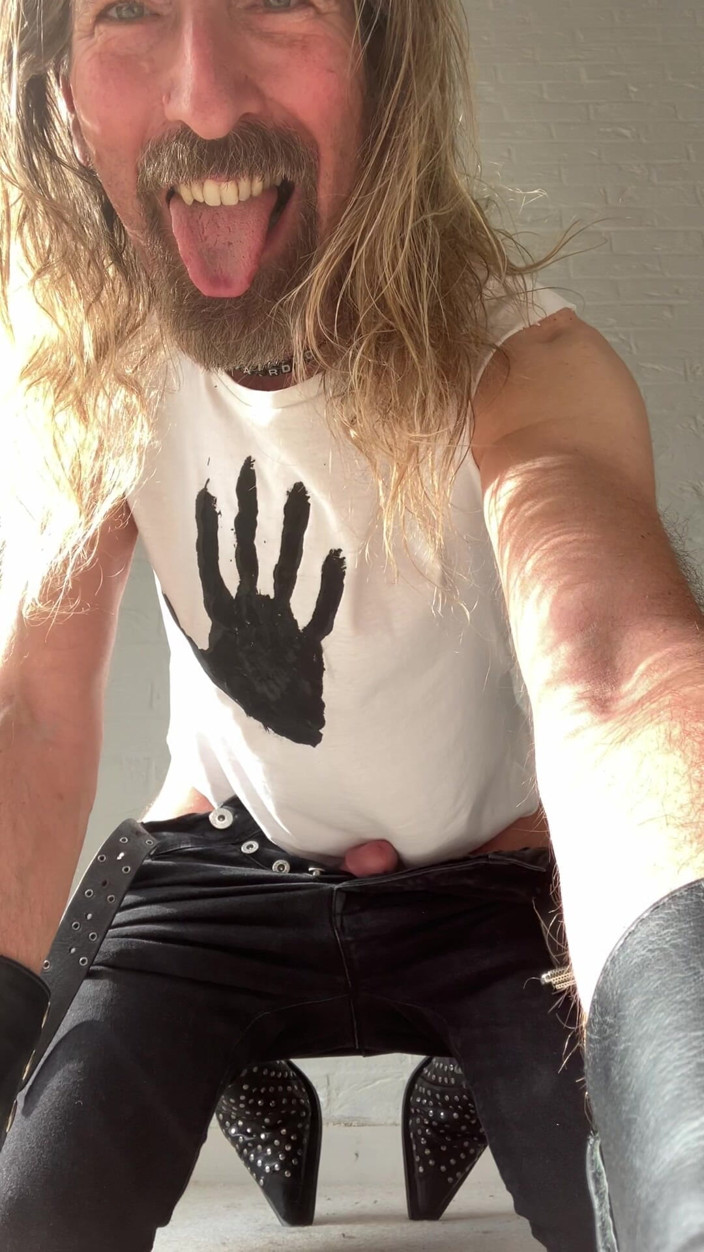 Longhairdude: Longhairdude în blugi negri slabi, tricou negru, cizme Cowboy New Rock...