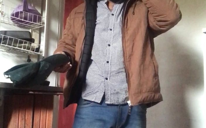 i7Bernard: Mengendus celana dalam bekas.