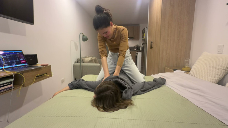 scarlettandc: Moving Our Asses to Twerk
