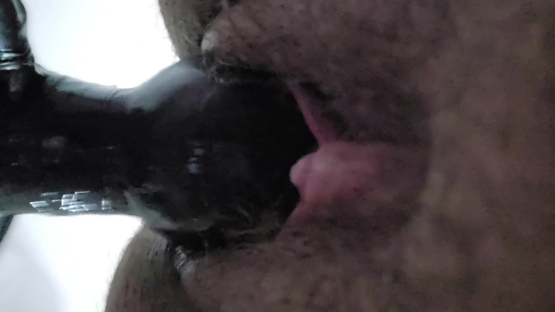 puppyrolls: 多么有趣的景色！我的阴蒂很大，那个充气玩具把我撑开！