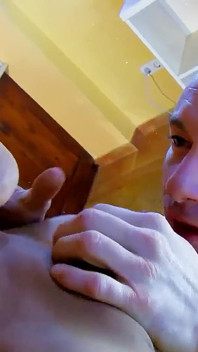 Nevlastní otec se vypořádá s hubenou teenagerkou Nikitou Ways a šuká ji.