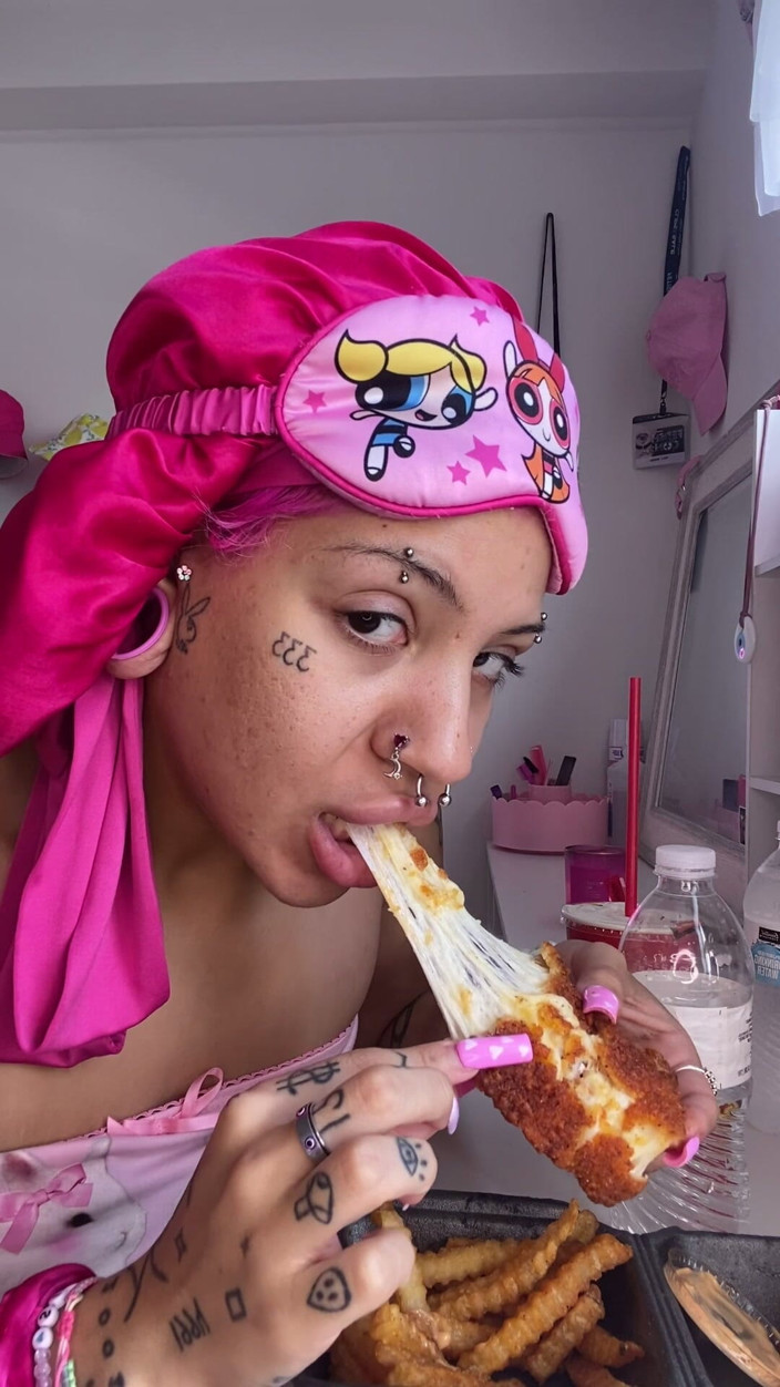 Nali Marie: Sploshing jídlo faciál přejídání Mukbang jíst horké jídlo kuřecí omáčka...