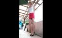 Faustine: Une travesti blonde sexy en plein air, jupe rouge, talons...