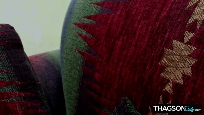 THAGSON ONLY: Magere babe vingert haar strakke poesje tot een orgasme