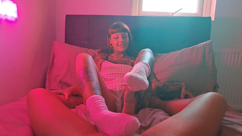 Only Owain: Pinker fluffiger sockenjob endet mit sperma auf socken