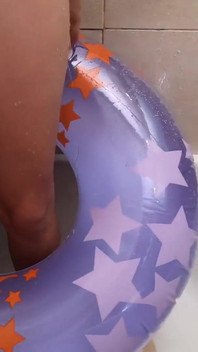 Ванная комната с надувным купальным кольцом