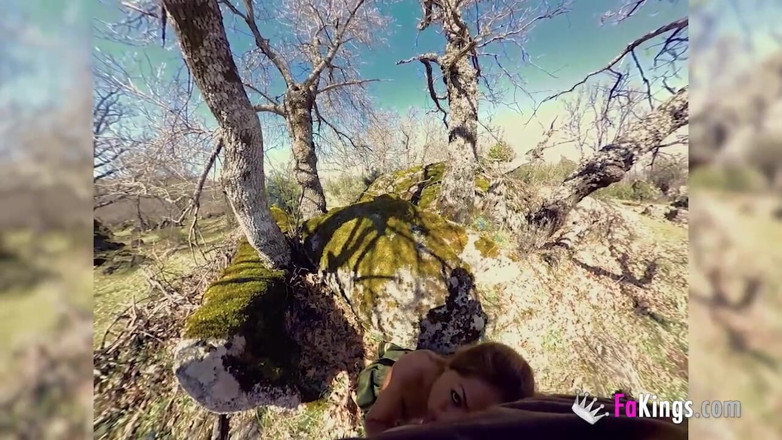 FAKings: 복종하는 하인 창녀는 주인으로부터 섹스 레슨을 받습니다. 발정난 야외 중세 섹스!