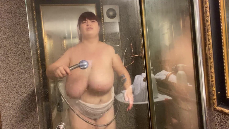 Roxanne Miller: Canottiera bagnata e pipì