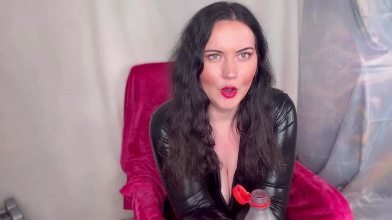 MissFFW: Miss Ffw genießt eine flasche cola und rülpst