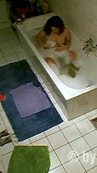 MILF sköter personlig hygien på toaletten