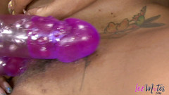 Lez Mates: Ciasna mokra cipka masowana przez gorącą brunetkę