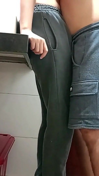 女仆在浴室里被抓。