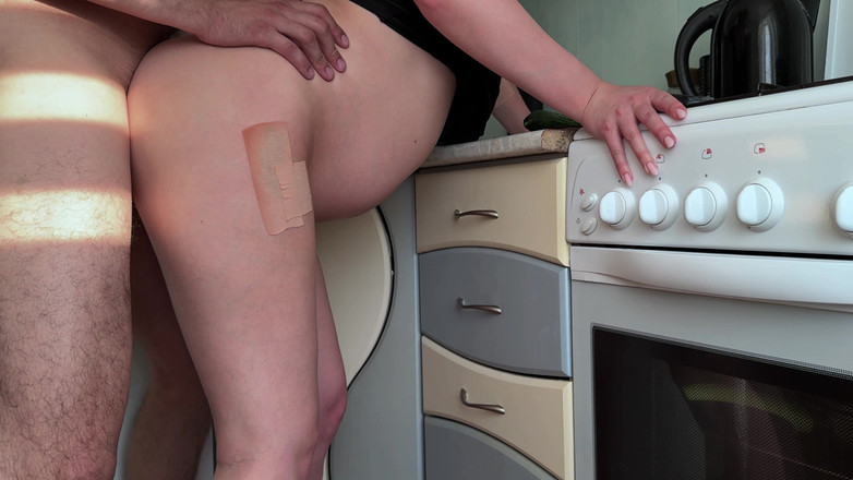 LuxuryNut: Pacarku ejakulasi di dalam memekku di dapur waktu aku lagi...