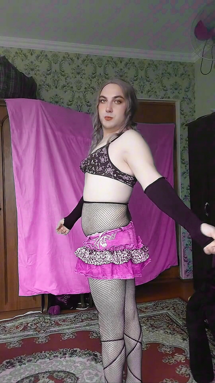 Kitty_Cross: Une tapette de pom-pom girl étudiante sexy fait une performance sexy...