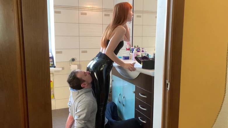 Petite Princesses Femdom: Gesichtsstuhl für Göttin Kira in Latexhose - Vollgewicht Facesitting und Arschanbetung