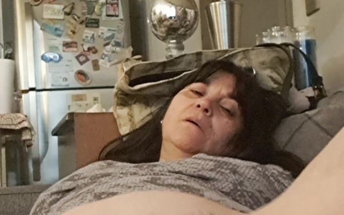 Mommy big hairy pussy: Une MILF aime les bananes. On va leur donner le...