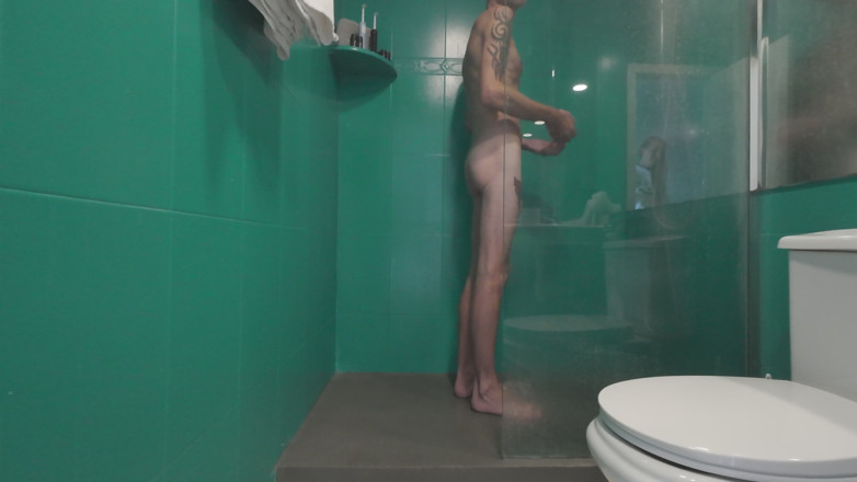 SkinnyWithAHugeDick: Ik laat mijn stiefdochter mijn 25 cm lange lul wassen als...