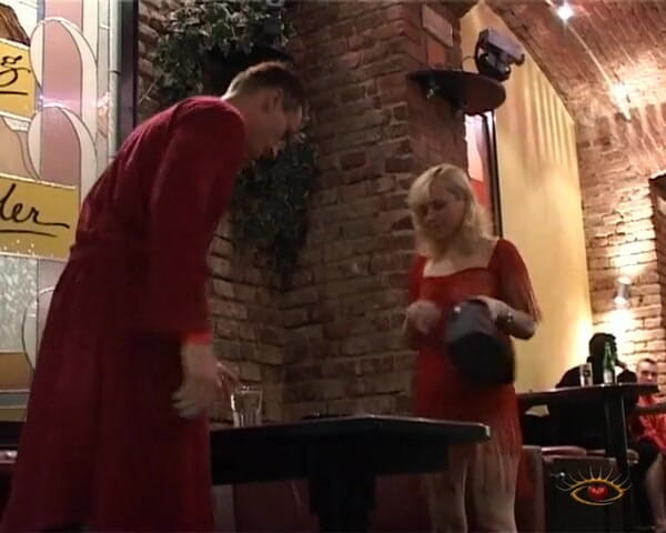 Big Sister: Blondýnka a footjob v nebeském pokoji Velká sestra