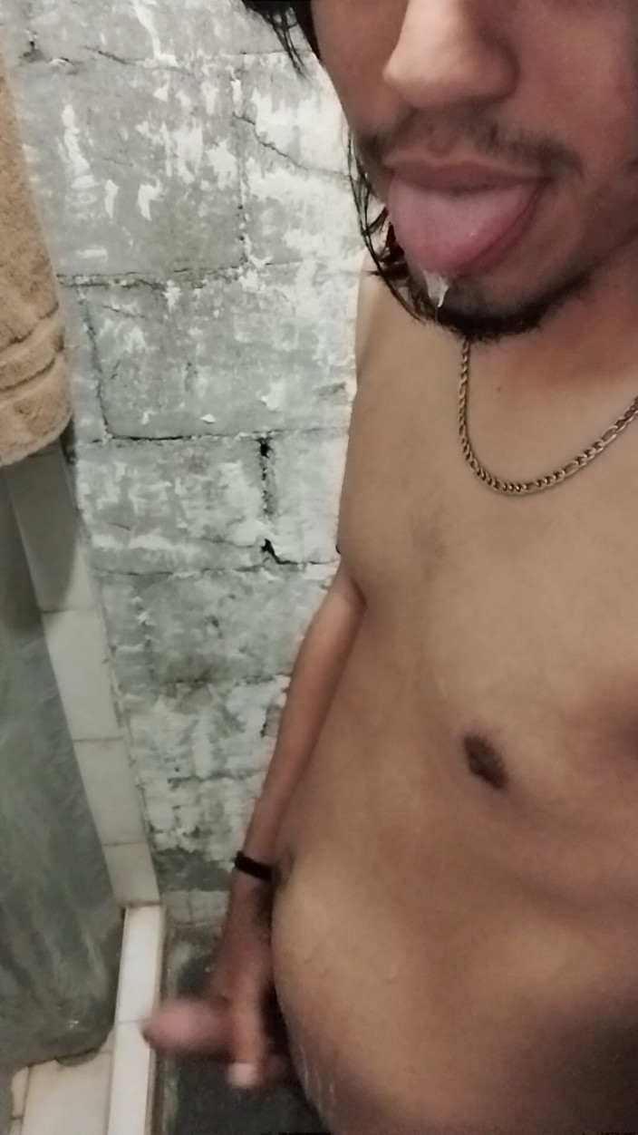 AlexAlejandro13: Ślinię się na brzuch, będąc nagą