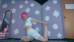 YourHighJess: Cvičení jógy roztomilá milfka ukazuje velká prsa bradavky slip piercing