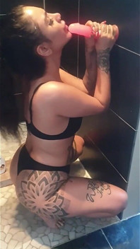 문신을 한 밀프 Tyra Greedily가 좋아하는 핑크 딜도를 딥쓰롯